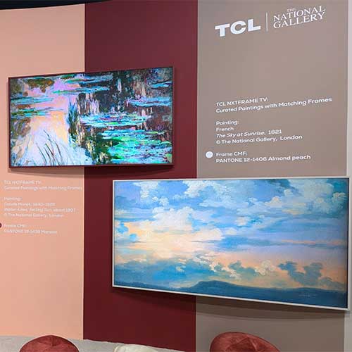 Due quadri appesi al muro: uno con ninfee e l'altro con cielo azzurro nuvoloso. Pannello beige con scritte accanto.