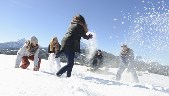 Un gruppo di persone che gioca con la neve