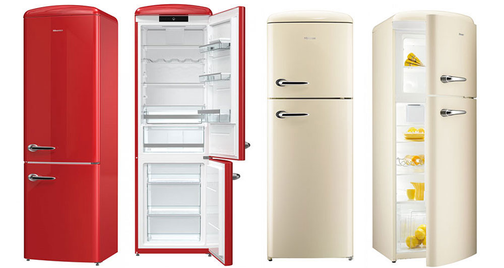 Due frigoriferi rossi e due color crema con maniglie cromate, alcuni aperti con ripiani visibili.