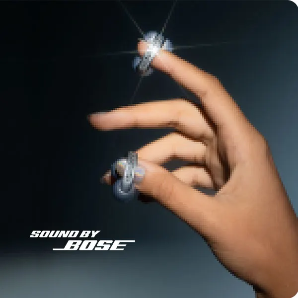 una mano che tiene gli auricolari come se fossero anelli