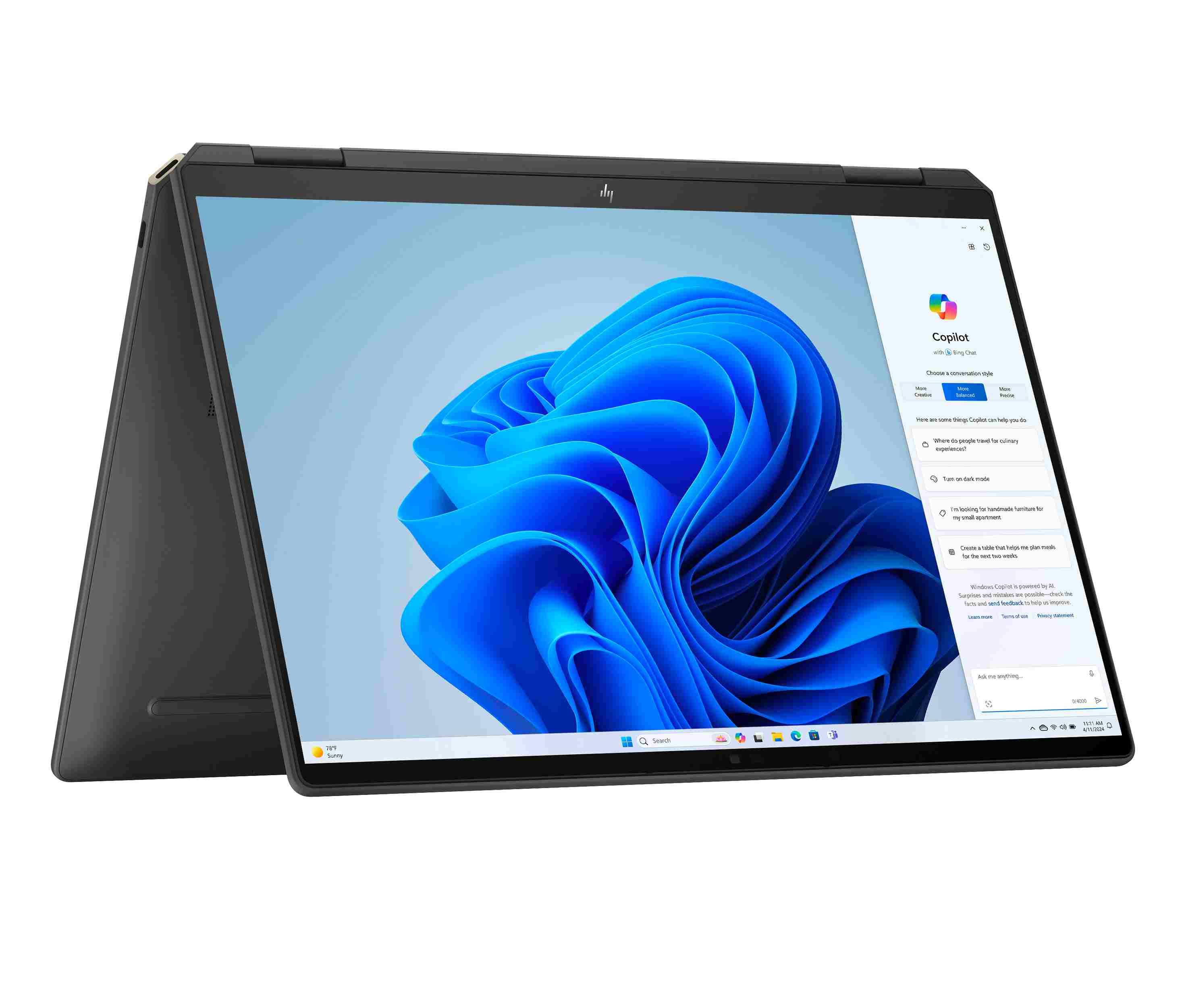 Un laptop aperto mostra lo schermo con un tema blu. In sovraimpressione appare una finestra di chat denominata "Copilot". La barra delle applicazioni è visibile.