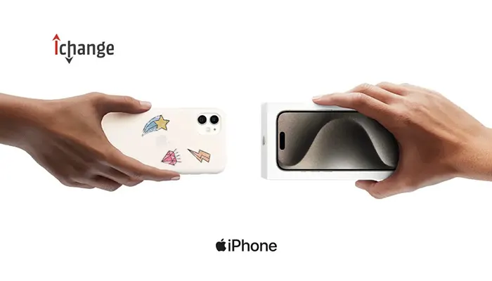 Coperchio bianco con adesivi e scatola iPhone bianca tenuti in mano su sfondo bianco.