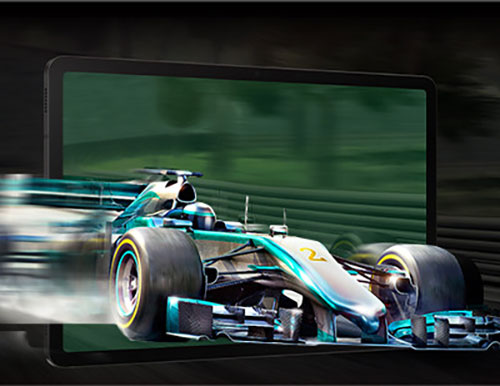 Su uno schermo, una macchina da corsa verde e argento sembra uscire dallo schermo. Sullo sfondo, una pista verde.