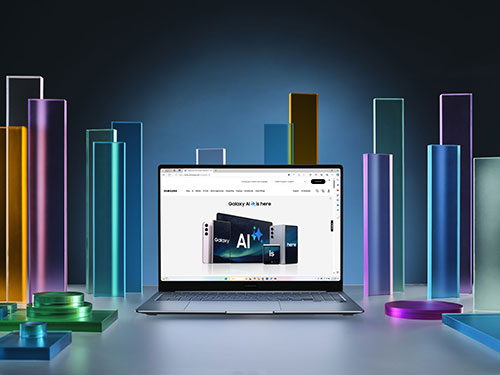 Un laptop aperto mostra una pagina web. Barre colorate e oggetti geometrici sullo sfondo e sul tavolo.