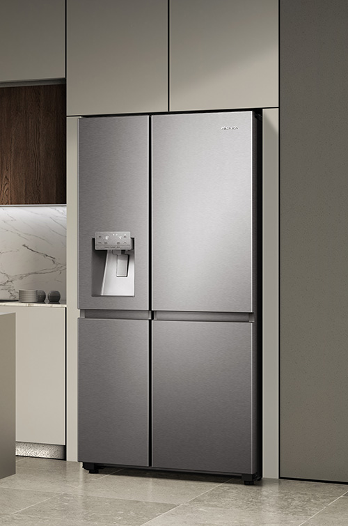 Frigorifero a quattro porte in metallo in cucina moderna con armadietti grigi e pavimento piastrellato.