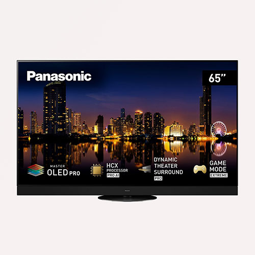 TV Panasonic con schermo che mostra uno skyline notturno con grattacieli illuminati e riflessi sull'acqua.