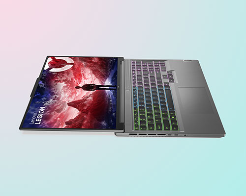 Un laptop Lenovo Legion aperto mostra una figura su uno sfondo rosso e blu sullo schermo e una tastiera grigia.
