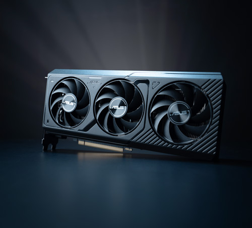 Una scheda grafica nera con tre ventole circolari è mostrata su uno sfondo scuro.