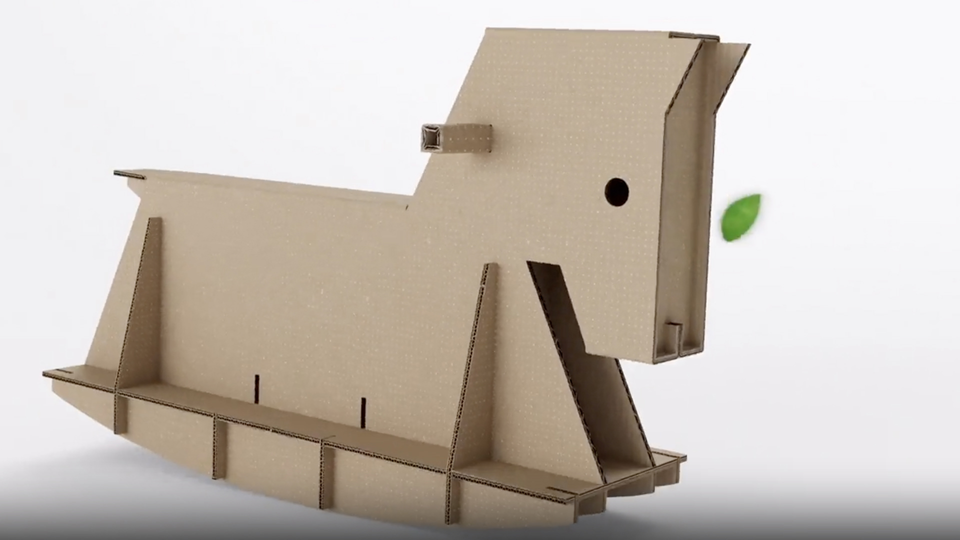 Cavallo a dondolo di cartone su sfondo bianco, con foglia verde vicino alla testa.