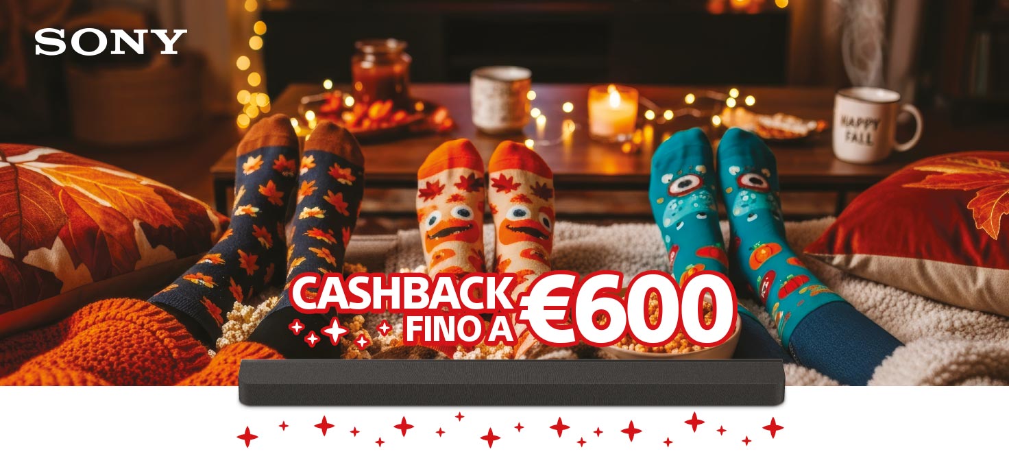 i piedi stesi su un divano di 3 bambini che indossano calze colorate e guardano la tv in un salotto arredao per natale. Info promo soundbar