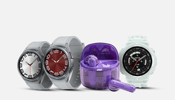 Due orologi grigi, uno bianco, e auricolari viola. Gli orologi hanno quadranti colorati e cinturini abbinati.