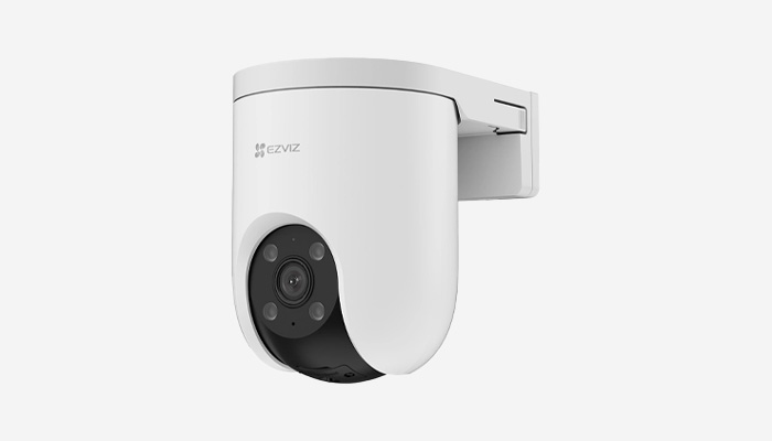 Telecamera di sicurezza bianca con supporto a parete, obiettivo nero visibile.