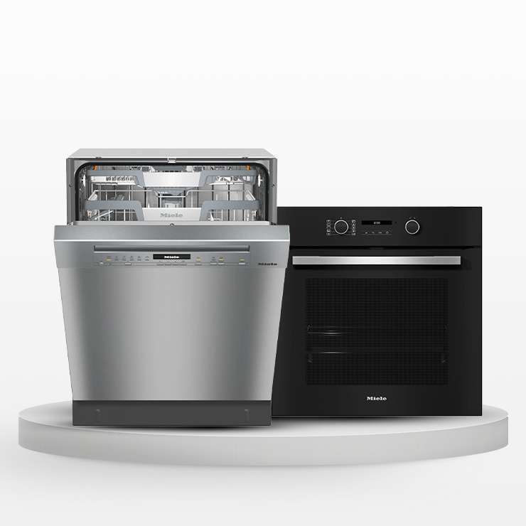 Lavastoviglie aperta in acciaio accanto a forno nero su base bianca circolare.