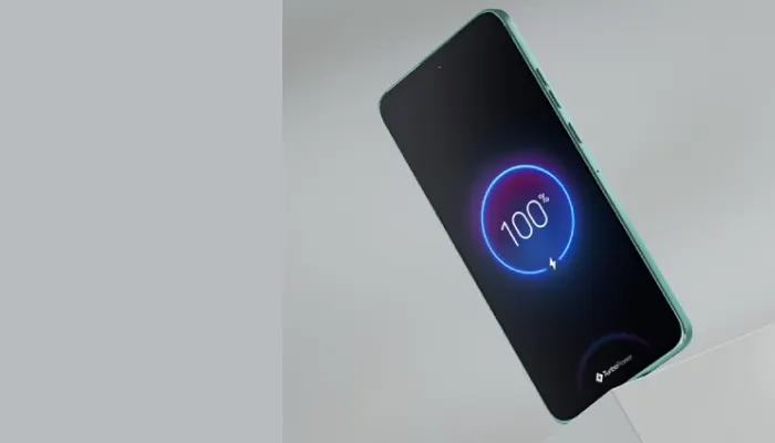 telefono motorola carico al 100% su sfondo grigio