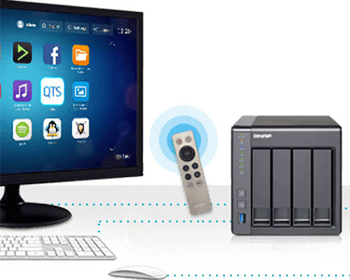 Monitor con icone, tastiera, mouse, telecomando e unit� di archiviazione grigia su una superficie bianca.