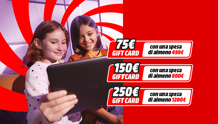Due bambine guardano un tablet. A destra, promozioni gift card con spese minime in rosso e bianco. Sfondo rosso con spirali.