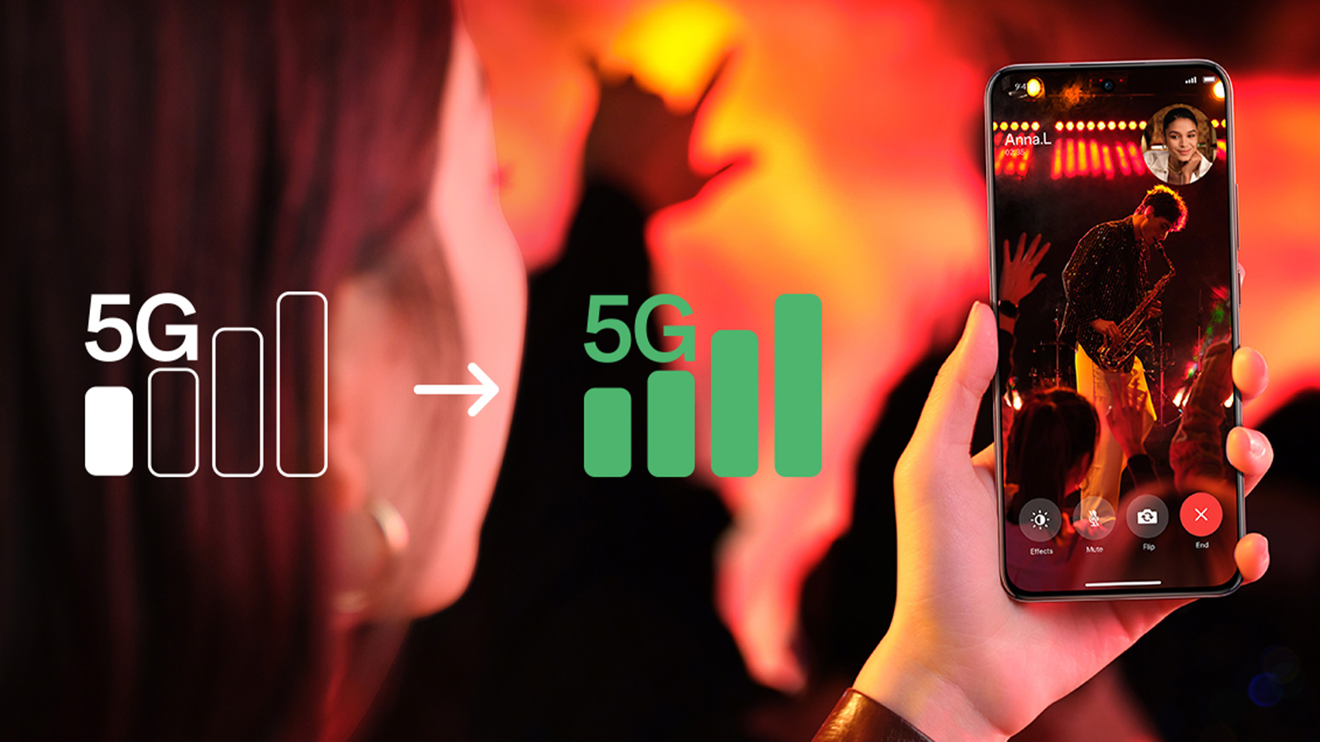 Smartphone mostra videochiamata 5G di un concerto. Icone del segnale indicano un miglioramento della connettività.