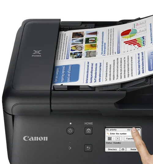 Stampante Canon nera con un foglio di carta stampato. Un dito tocca lo schermo della stampante.