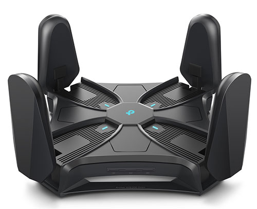 Router nero con quattro antenne verticali e dettagli a forma di X sulla superficie superiore.
