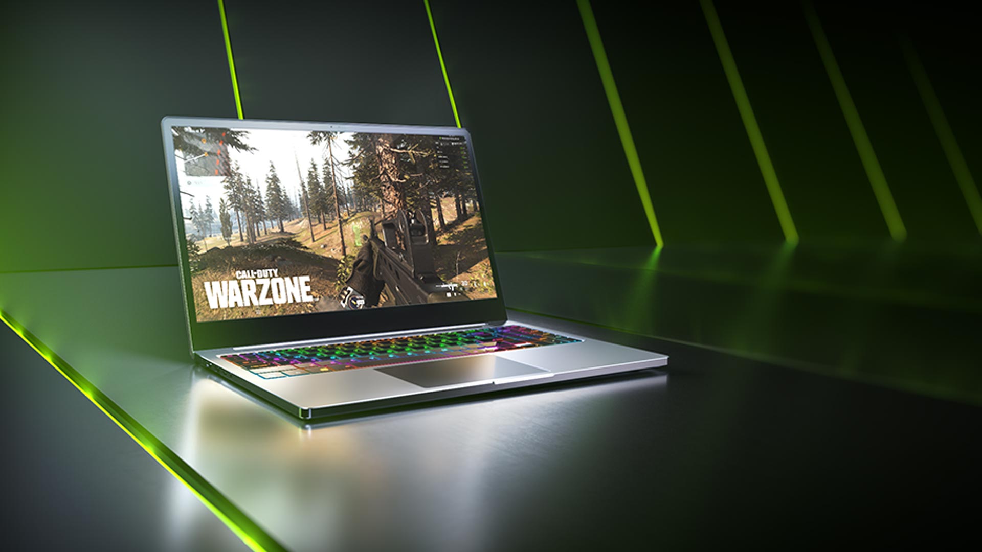 Un portatile mostra il gioco Call of Duty Warzone su uno sfondo verde con strisce diagonali. La tastiera � illuminata con colori vivaci.