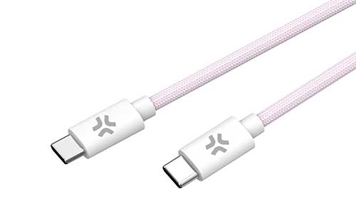 Cavo USB-C con rivestimento intrecciato rosa chiaro e connettori bianchi con logo su sfondo bianco.