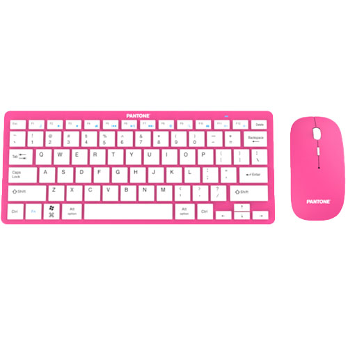 Tastiera compatta e mouse wireless fucsia con tasti bianchi, disposti su uno sfondo bianco.
