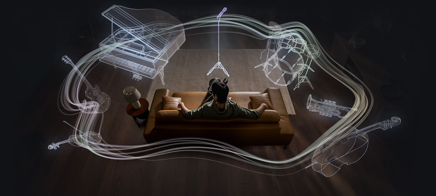 una donna seduta sul divano accerchiata da strumenti musicali quasi invisibili con onde che circolano attorno ad essi