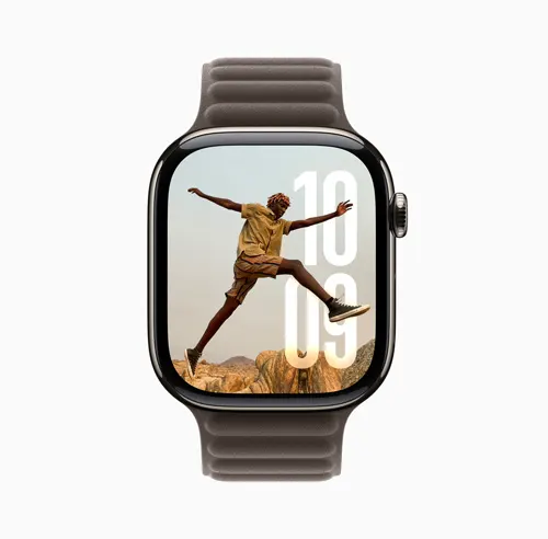 Orologio digitale con cinturino marrone. Il display mostra una persona che salta su rocce, con numeri bianchi in sovrimpressione.