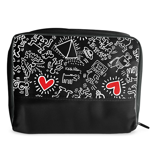 Borsa nera con disegni bianchi che includono figure umane stilizzate, cuori rossi, un robot e un UFO.