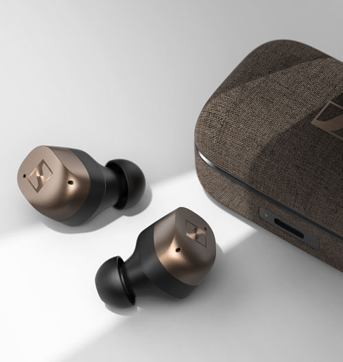 Due auricolari neri e bronzo con custodia marrone su una superficie bianca.