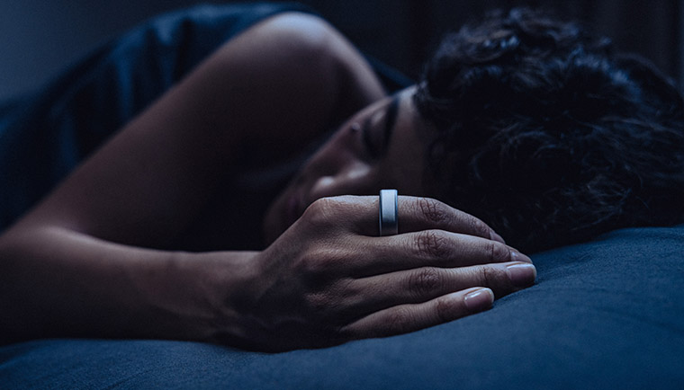 Donna che dorme con Oura ring 4
