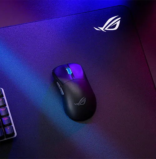 Mouse nero su tappetino scuro con logo bianco. Tastiera parziale visibile a sinistra. Illuminazione blu e viola.