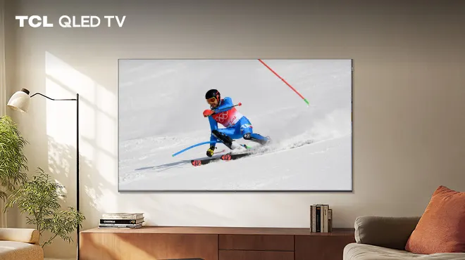 Soggiorno con TV che mostra un uomo che scia in modo professionale