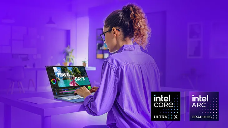 una donna mentre lavora al pc