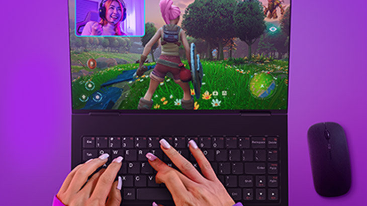 una donna digita sul suo notebook