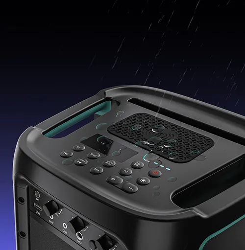 Vista ravvicinata di un altoparlante nero con pulsanti, manopole e un pad in gomma sul pannello superiore.