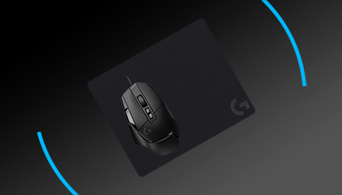 Tastiera retroilluminata multicolore su sfondo nero con due semicerchi blu ai lati.