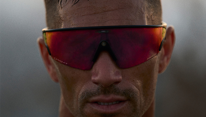 il viso di un uomo in primo piano. Indossa degli occhiali meta