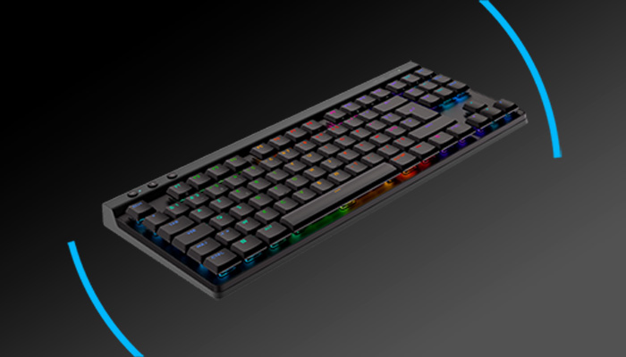 Mouse nero con logo, ricevitore USB, adattatore e custodia su sfondo scuro con accenti blu.