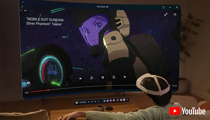 Schermo curvo riproduce video "Mobile Suit Gundam" su YouTube VR. Persona con visore VR. Logo YouTube in basso.
