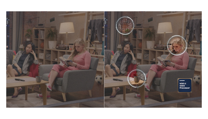 Due donne sedute in salotto. Una legge, l'altra guarda. Tavolino con telecomando e tazza. Scaffale pieno sullo sfondo.