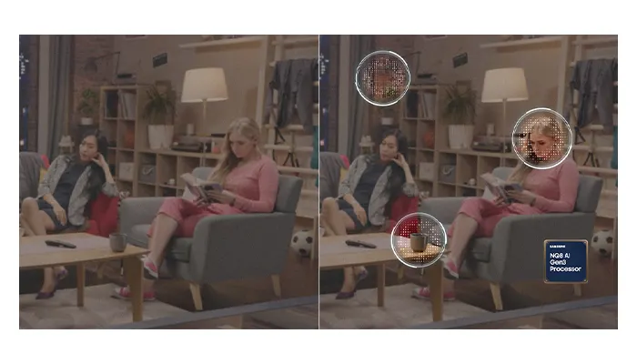 Due donne sedute in salotto. Una legge, l'altra guarda. Tavolino con telecomando e tazza. Scaffale pieno sullo sfondo.