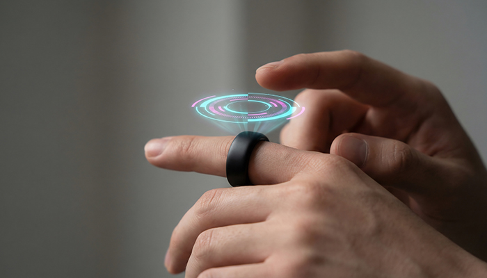smart ring indossato al dito