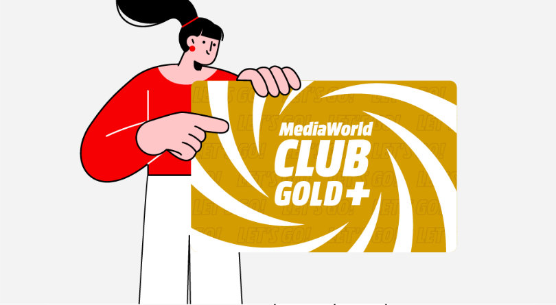 Donna in maglia rossa che indica tessera dorata MediaWorld Club Gold+ con spirale bianca.