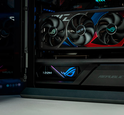 Vista ravvicinata di una scheda grafica con tre ventole, dettagli blu e rossi, e illuminazione LED.