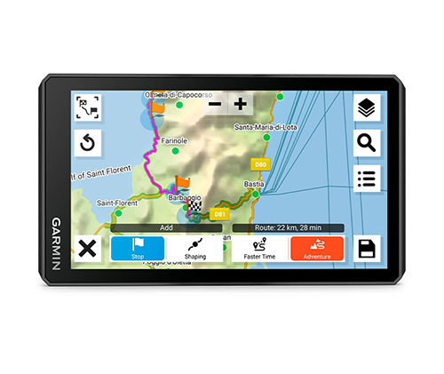 Schermo nero mostra mappa digitale con percorso segnato, punti di interesse e icone di navigazione.