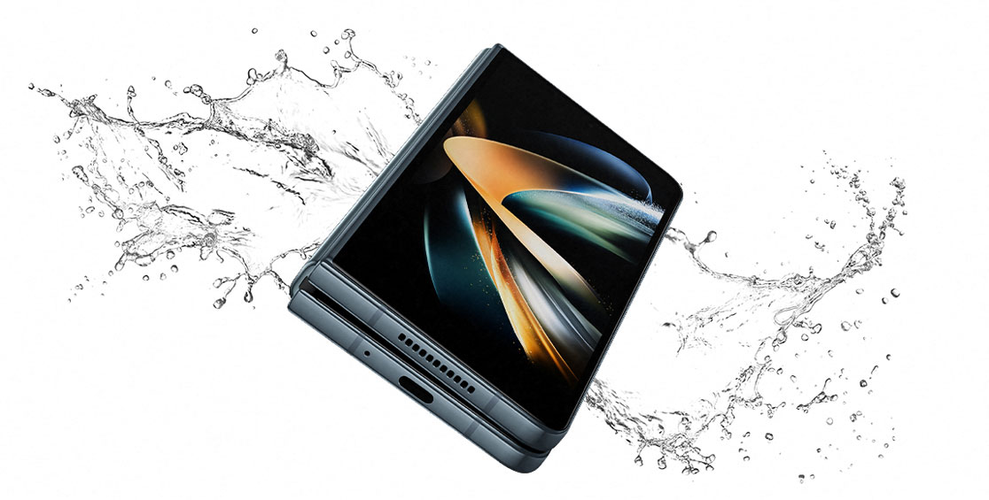 Telefono pieghevole nero con schermo acceso, mostrato su sfondo bianco con spruzzi d'acqua.