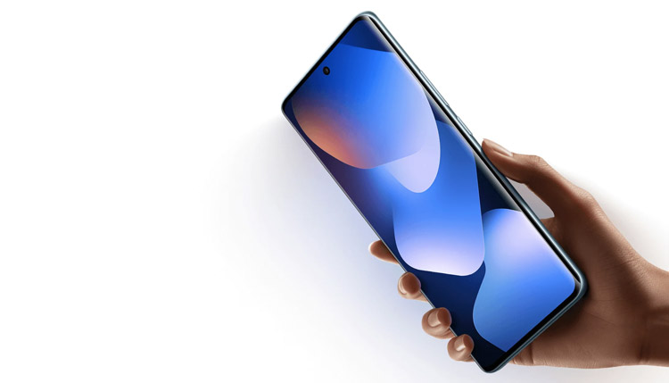 una mano che tiene uno smartphone redmi