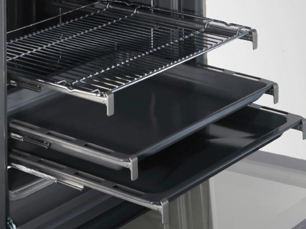 Vista ravvicinata dell'interno di un forno, con una griglia metallica e due teglie nere scorrevoli.