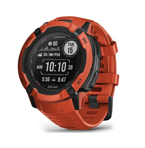 Orologio digitale arancione e nero con display che mostra l'ora, la data e altre informazioni.